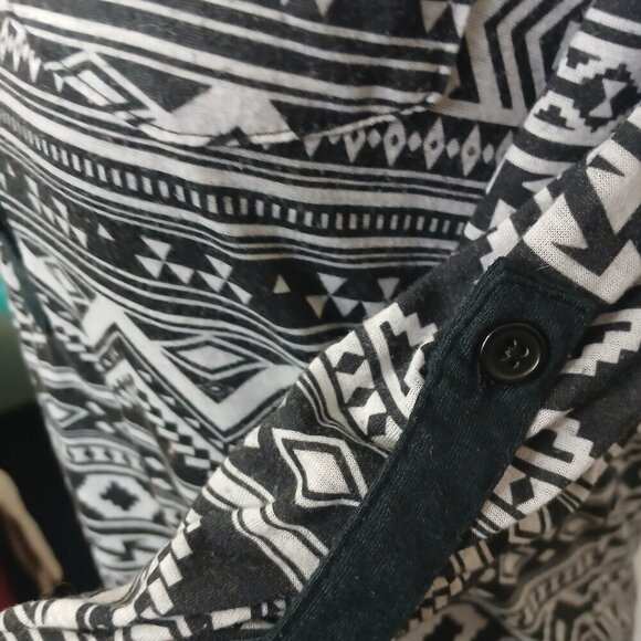 No Boundaries Black and White Top size medium - Picture 6 of 7